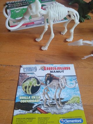 Lote de Dinosaurios liminosos y uno con movimiento