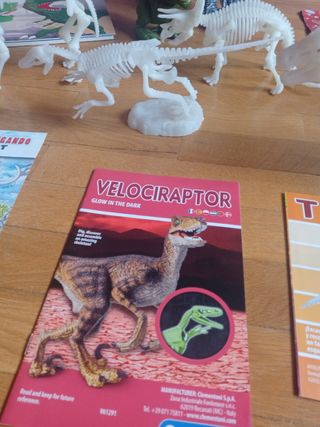 Lote de Dinosaurios liminosos y uno con movimiento