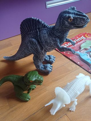 Lote de Dinosaurios liminosos y uno con movimiento