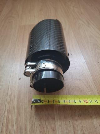 Cola de escape carbono