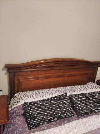 Cabecero de cama y mesitas de noche