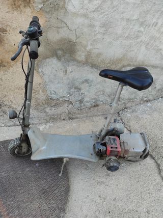 Patinete con motor de gasolina