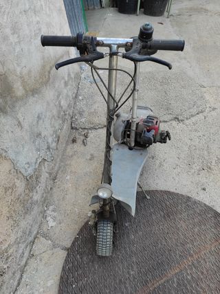 Patinete con motor de gasolina