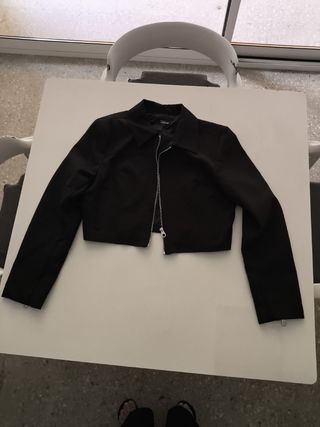 Chaqueta corta negra con cremallera