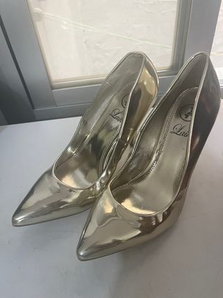 Zapatos de tacón aguja dorados