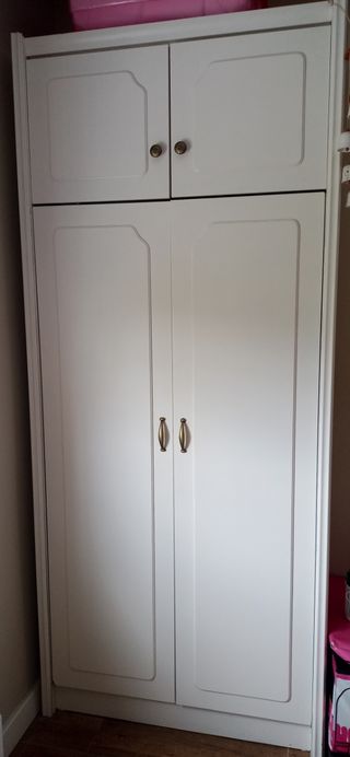 Armario blanco de madera
