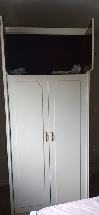 Armario blanco de madera