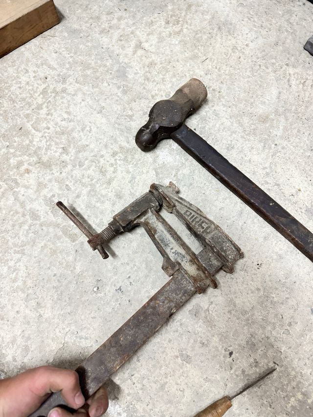 Martillo y sargento antiguos