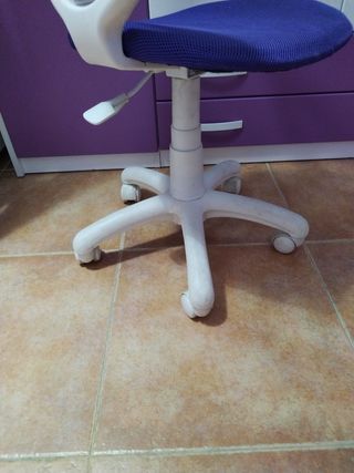 Silla de escritorio morada y blanca
