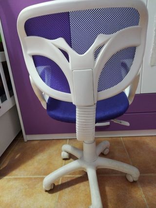 Silla de escritorio morada y blanca