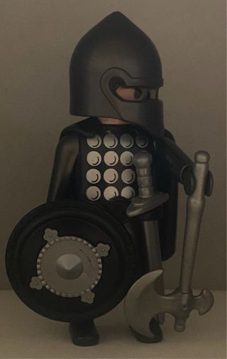 Playmobil Caballero Negro con Hacha, Espada y Escu