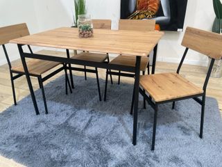 Conjunto de mesa con 4 sillas 