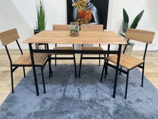 Conjunto de mesa con 4 sillas 