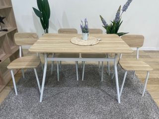 Comedor minimalista de madera y metal