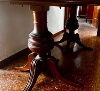 Mesa de comedor ovalada de madera extensible