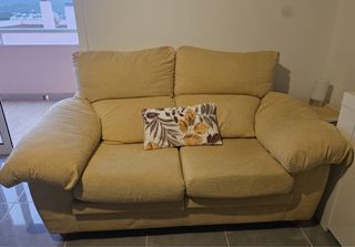 sofá de tela beige de 2 plazas (venta en Ibiza)