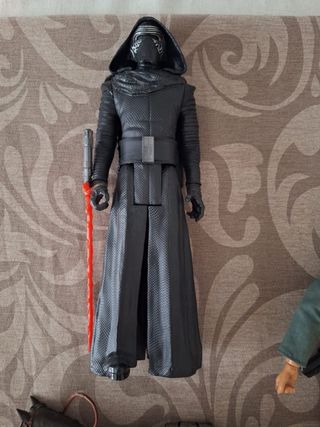 Muñeco Star Wars Kylo Ren con sable de luz
