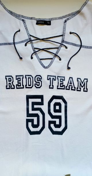 T-shirt bianche e nere con numeri e conigli