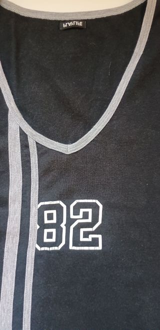 T-shirt bianche e nere con numeri e conigli