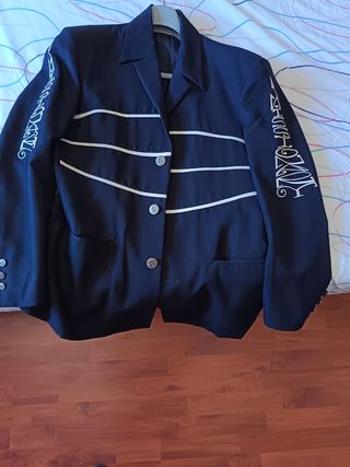 Blazer azul con detalles blancos