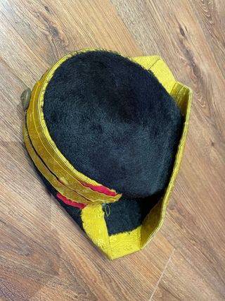 Sombrero militar negro y dorado