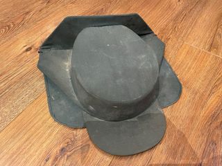 Sombrero militar negro y dorado