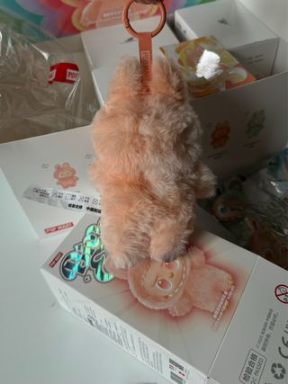 Labubu happiness arancione big into energy nuovo o