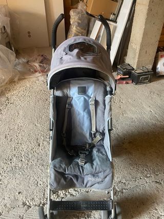 Carrito de bebé gris maclaren