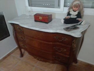 Cómoda clásica con mármol blanco