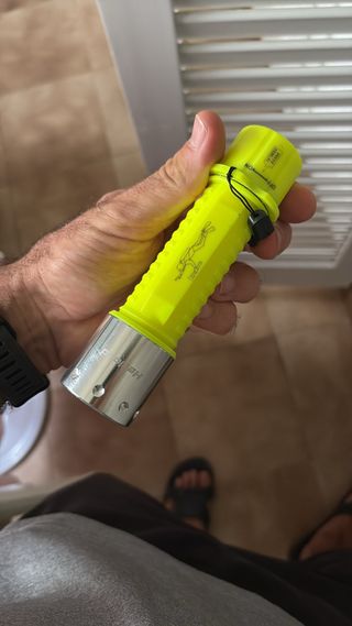 Linterna de buceo amarilla