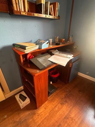 Escritorio de madera con baldas de pared