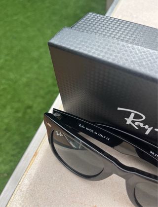 Gafas Ray-Ban Wayfarer Negras (caja algo rota)