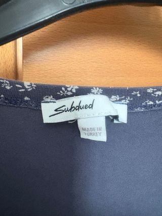 Top Manga Larga Floral Subdued Violeta Morado 