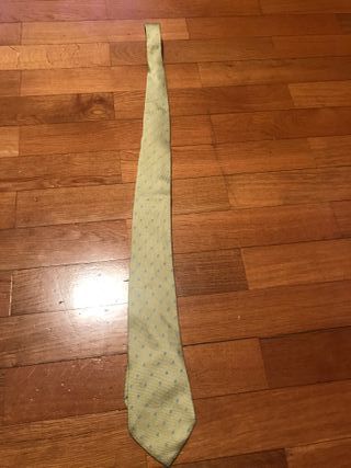 Corbata Pierre Cardin dorada con lunares