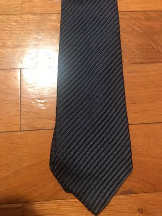Corbata azul oscuro con rayas