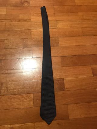 Corbata azul oscuro con rayas