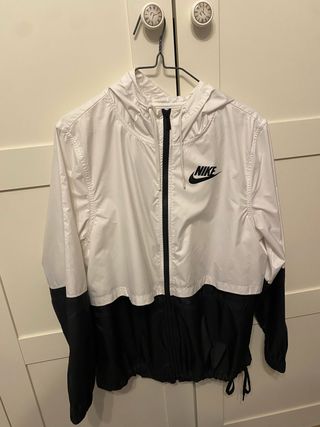 Chubasquero Nike Blanco y Negro