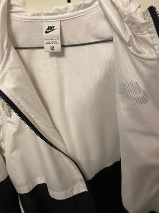 Chubasquero Nike Blanco y Negro