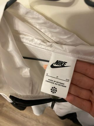 Chubasquero Nike Blanco y Negro