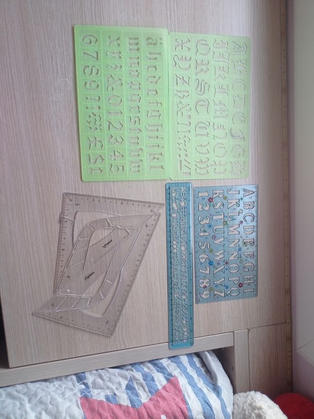 Lote de reglas y plantillas de letras