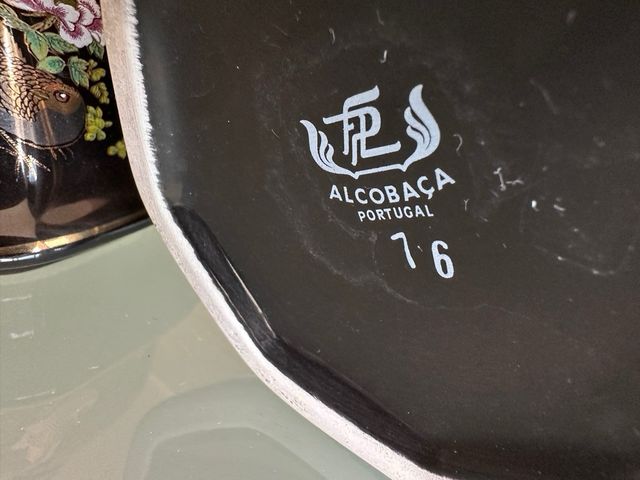 Jarrón  de cerámica negro con detalles dorados