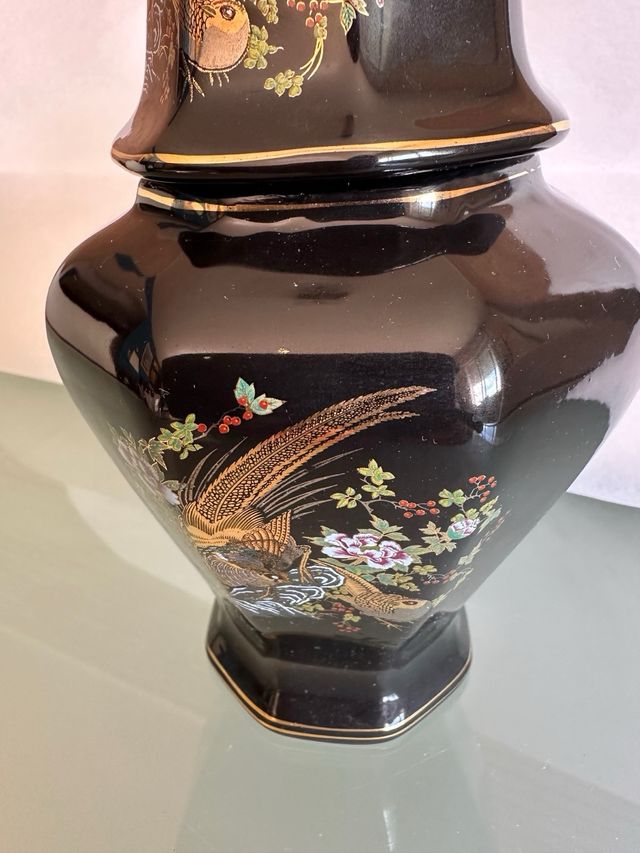 Jarrón  de cerámica negro con detalles dorados