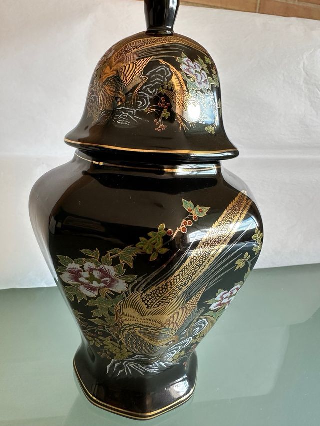 Jarrón  de cerámica negro con detalles dorados