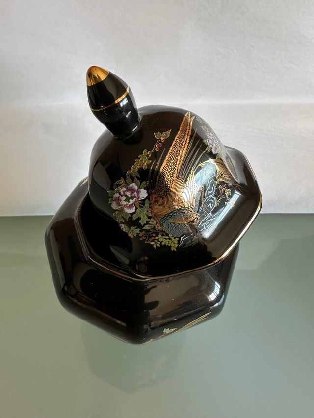 Jarrón  de cerámica negro con detalles dorados