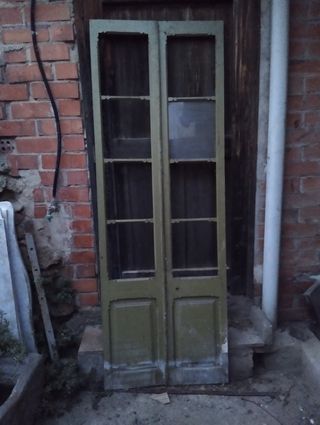 Puertas de madera con vitrina