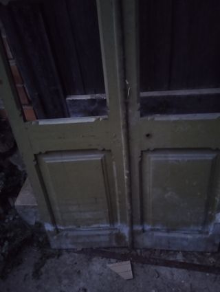 Puertas de madera con vitrina