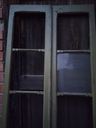 Puertas de madera con vitrina