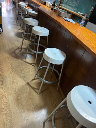 Taburetes de bar plateados y blancos
10 unidades 
