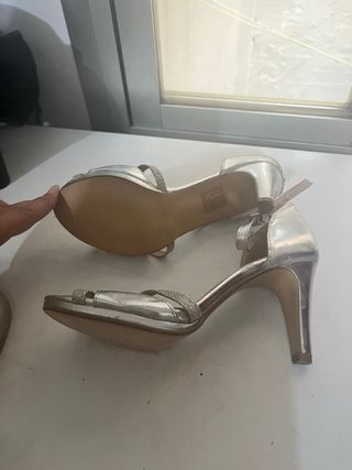 Zapatos de tacón plateados 