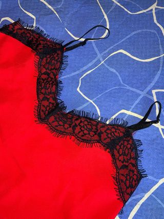 Blusa roja con encaje negro